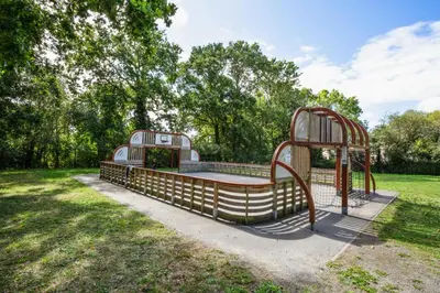 Aire de jeux pour enfants de l'établissement Le Domaine du Bois de la Grée - maeva Home - Maison 3 pièces 6 personnes - Sélection - super Home MAE-7904