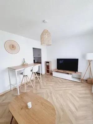 Télévision ou salle de divertissement dans l'établissement studio avec vue sur mer