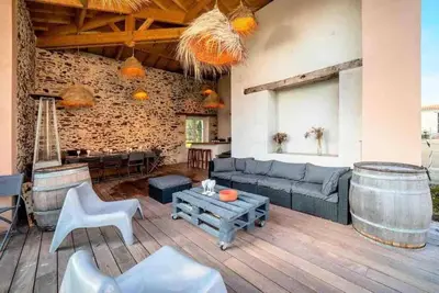 Coin salon dans l'établissement La Champagnère - Domaine avec piscine - Séminaire - 15 personnes
