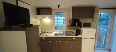 Cuisine ou kitchenette dans l'établissement Havre de paix dans un charmant campings