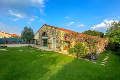 Jardin de l'établissement Gîte à SAINT ANDRE DE LA MARCHE proche du Puy du foù