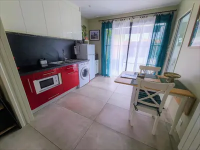 Cuisine ou kitchenette dans l'établissement Gîte à SAINT ANDRE DE LA MARCHE proche du Puy du foù
