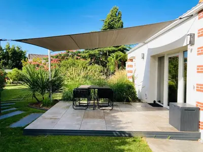 Jardin de l'établissement Le Clos de Jade - Appt 3 étoiles avec piscine partagée