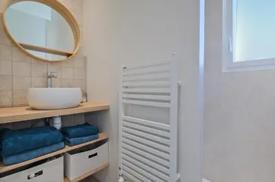 Salle de bains dans l'établissement Le Clos de Jade - Appt 3 étoiles avec piscine partagée