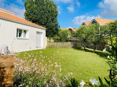 Jardin de l'établissement Le Clos de Jade - Appt 3 étoiles avec piscine partagée