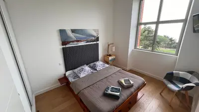 Télévision ou salle de divertissement dans l'établissement Appartement T2 de standing face mer Pornic