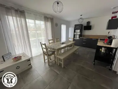 Cuisine ou kitchenette dans l'établissement Maison PMR avec Jardin, 8 km de St-Gilles-Croix-de-Vie, 3 Chambres, Wifi et Vélos - FR-1-426-540