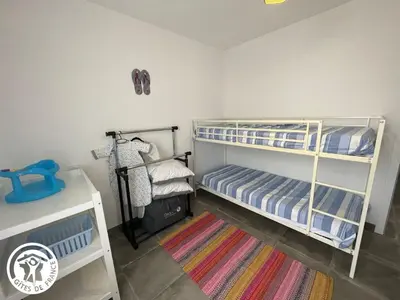 Un ou plusieurs lits dans un hébergement de l'établissement Maison PMR avec Jardin, 8 km de St-Gilles-Croix-de-Vie, 3 Chambres, Wifi et Vélos - FR-1-426-540