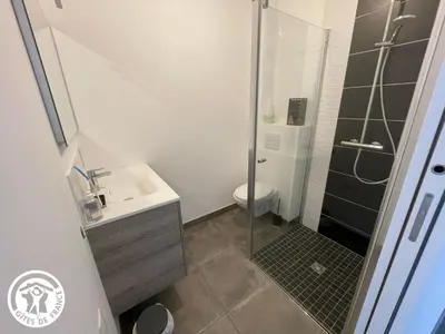 Salle de bains dans l'établissement Maison PMR avec Jardin, 8 km de St-Gilles-Croix-de-Vie, 3 Chambres, Wifi et Vélos - FR-1-426-540