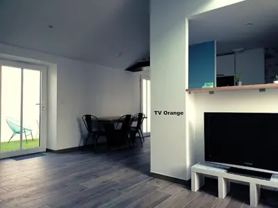 Télévision ou salle de divertissement dans l'établissement Maison rénovée dans le vignoble