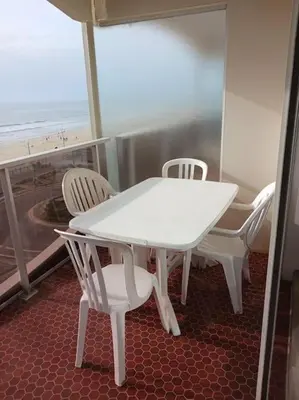 Vue générale sur la mer ou vue sur la mer prise depuis l'appartement