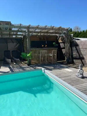 Piscine de l'établissement Logement cosy avec piscine et jacuzzi privatifs ou située à proximité