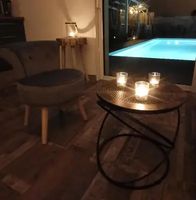 Piscine de l'établissement Logement cosy avec piscine et jacuzzi privatifs ou située à proximité