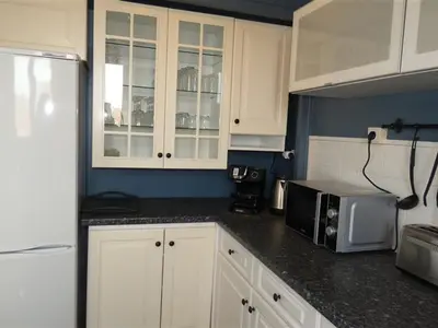 Cuisine ou kitchenette dans l'établissement Superbe appartement moderne avec WiFi, proche plage et commerces - FR-1-323-280