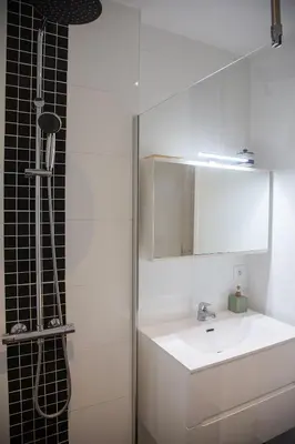 Salle de bains dans l'établissement Maison de vacances bord de mer