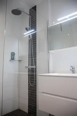 Salle de bains dans l'établissement Maison de vacances bord de mer