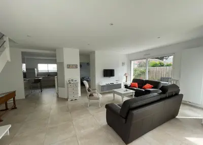 Télévision ou salle de divertissement dans l'établissement Maison de vacances bord de mer