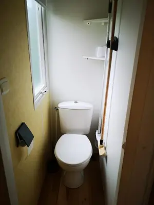 Salle de bains dans l'établissement Mobil Home 4 pers proche Puy du Fou et Montaigu (Vendée 85)