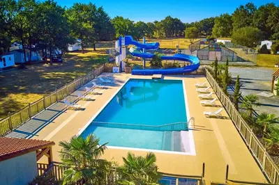 Piscine de l'établissement Mobil Home 4 pers proche Puy du Fou et Montaigu (Vendée 85) ou située à proximité