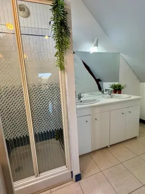 Salle de bains dans l'établissement Le grand Brandonné
