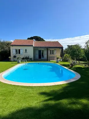 Piscine de l'établissement Villa Bleu soleil ou située à proximité