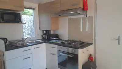 Cuisine ou kitchenette dans l'établissement MOBILHOME EN BORD DE MER sur camping 4 étoiles