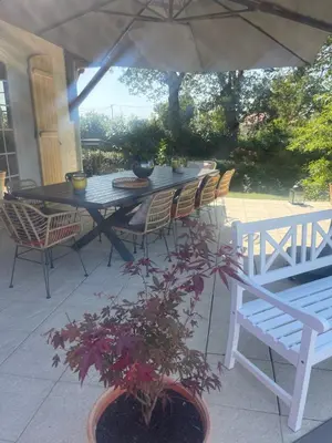 Balcon ou terrasse dans l'établissement LES 15 CHENES Chambres d hôtes, parc arboré de 5000 m2 à 20KM du PUYDUFOU Une suite familiale et 3 chambres doubles