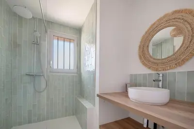 Salle de bains dans l'établissement Préfailles - Maison 6 Pers - 200m des plages