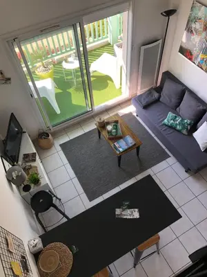 Coin salon dans l'établissement Unappartalamer Vue Golf de Pornic et piscine