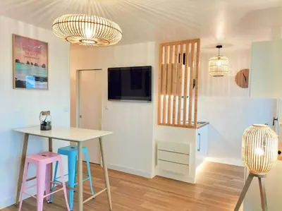 Télévision ou salle de divertissement dans l'établissement Studio face mer pieds dans l’eau