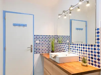 Salle de bains dans l'établissement La Casse Dorée - Terrasse & Gare à proximité