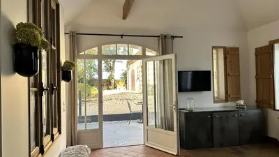 Télévision ou salle de divertissement dans l'établissement Château du Beugnon