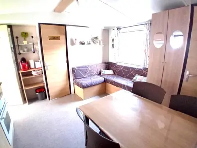 Coin salon dans l'établissement Bungalow charmant à Saint-Jean-de-Monts avec piscine privée