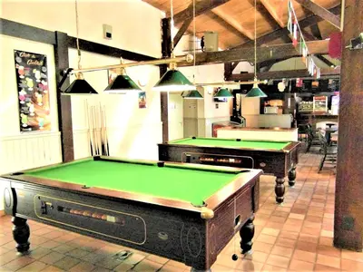 Billard dans l'établissement Bungalow charmant à Saint-Jean-de-Monts avec piscine privée