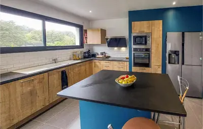 Cuisine ou kitchenette dans l'établissement 3 Bedroom Beautiful Home In Vertou
