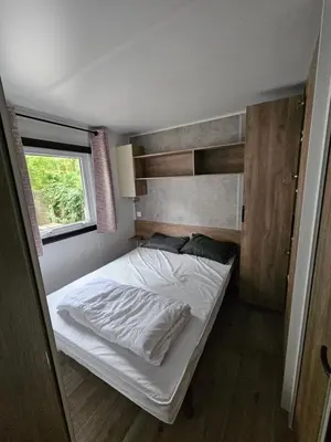 Un ou plusieurs lits dans un hébergement de l'établissement Jolie Mobil home 103