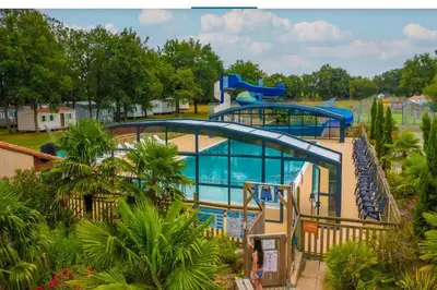 Piscine de l'établissement MH-MAUFAY -- Mobil-Home -- Puy du Fou - 30 min ou située à proximité