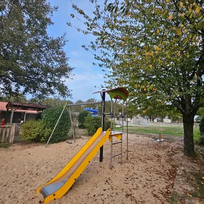 Aire de jeux pour enfants de l'établissement MH-MAUFAY -- Mobil-Home -- Puy du Fou - 30 min