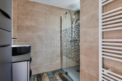 Salle de bains dans l'établissement Maison pour 6 adultes et 3 enfants - Terrasse