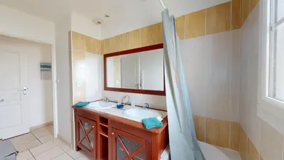 Salle de bains dans l'établissement Villa Terre et Mer avec piscine privee