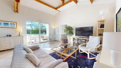 Télévision ou salle de divertissement dans l'établissement Villa Terre et Mer avec piscine privee