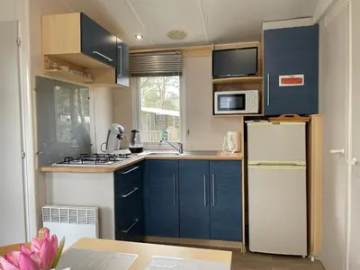 Cuisine ou kitchenette dans l'établissement MH-MAUFAY -- Mobil'home au Coeur de la Vendée
