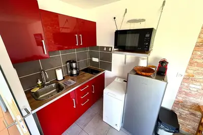 Cuisine ou kitchenette dans l'établissement Maison lumineuse avec jardin