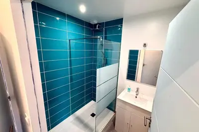Salle de bains dans l'établissement Maison lumineuse avec jardin