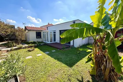 Jardin de l'établissement Maison lumineuse avec jardin
