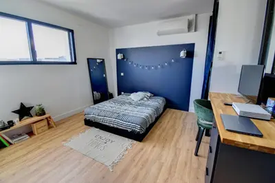 Un ou plusieurs lits dans un hébergement de l'établissement Grande chambre climatisée - Max 2 personnes - avec sanitaire complet privatif moderne proche Zénith-Atlantis