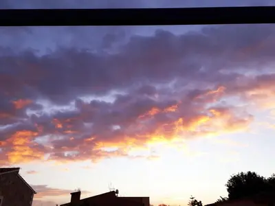 Lever ou coucher de soleil vu de le séjour chez l'habitant ou à proximité