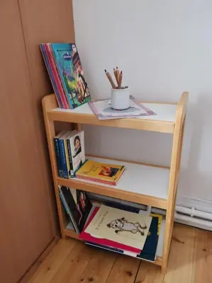 Bibliothèque dans la maison de vacances