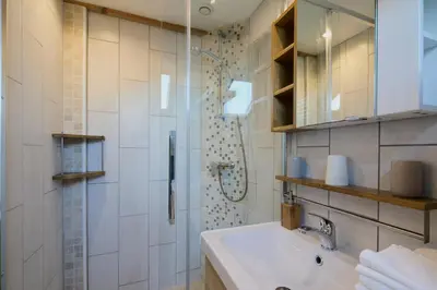 Salle de bains dans l'établissement Bel appartement, mezzanine, calme, 2 coins bureaux - Home'ponopono
