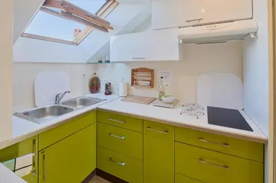 Cuisine ou kitchenette dans l'établissement Bel appartement, mezzanine, calme, 2 coins bureaux - Home'ponopono